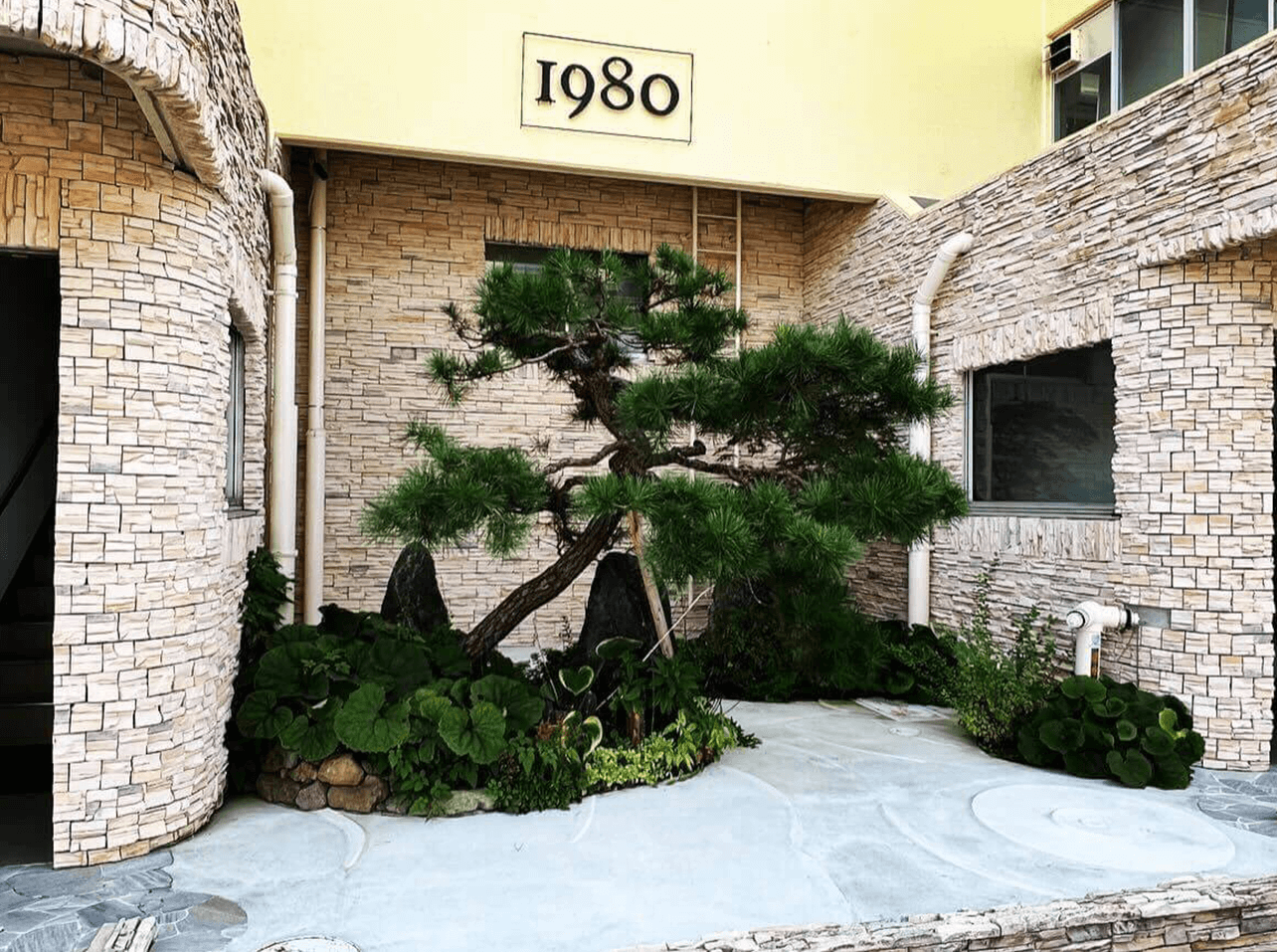 サロンに並ぶパワーストーン